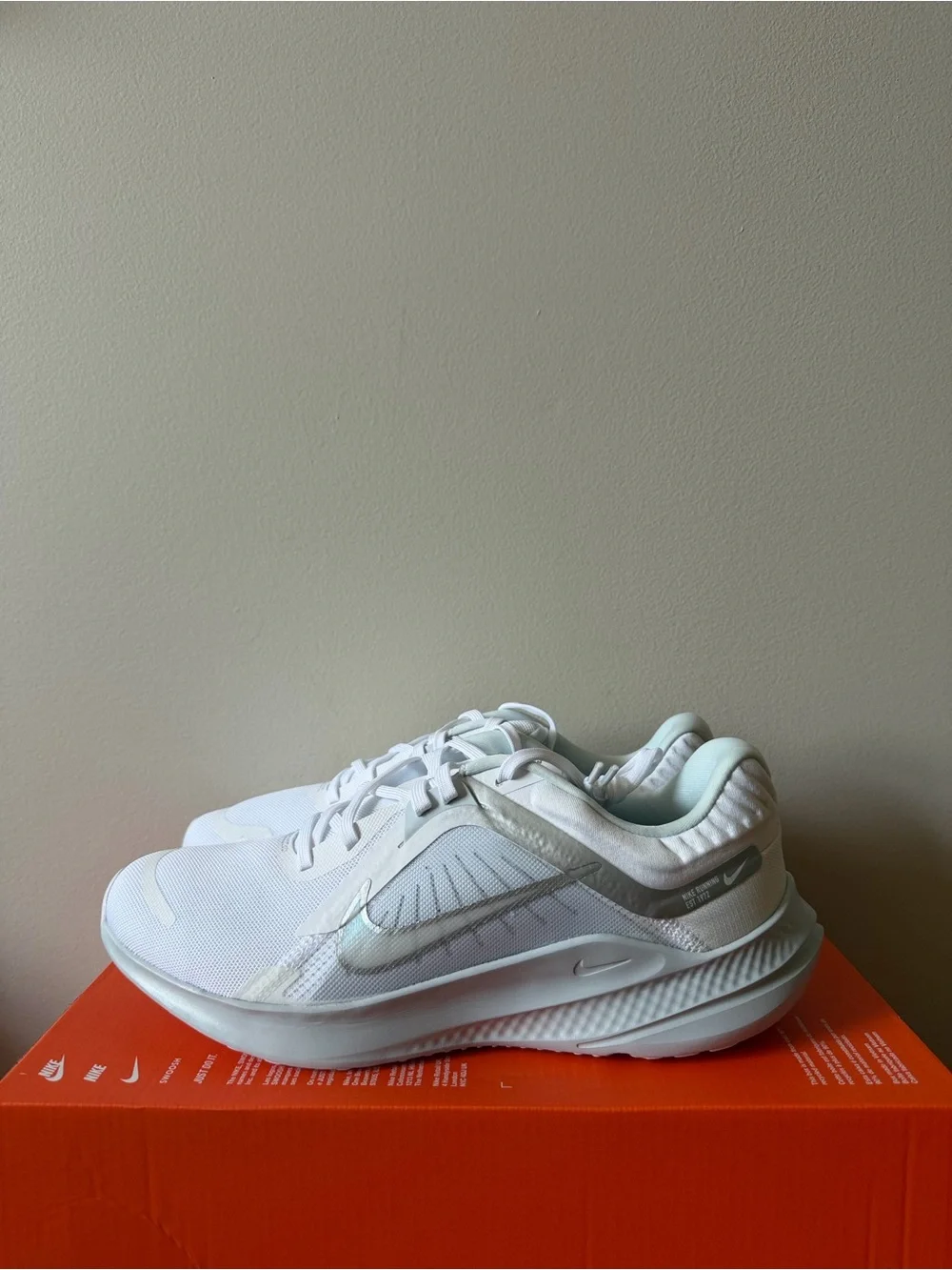Nike Quest 5 White Metallic Silver DD9291-100 Women’s Size 10.5